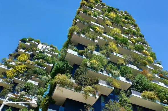Construisons ensemble des villes plus durables. Bâtiment durable avec jardins verticaux pour une vie urbaine plus verte.