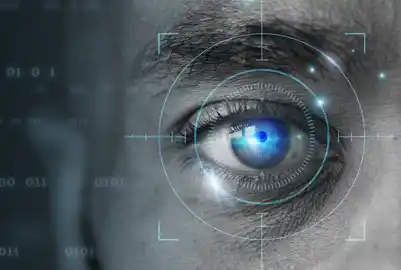 Amplía tu alcance en los principales mercados europeos. Primer plano de un ojo humano con elementos de interfaz digital que simbolizan la visibilidad y el enfoque.