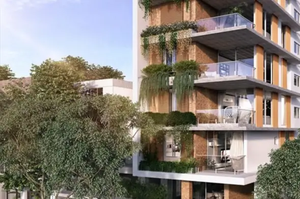 Arquitectura sostenible para una vida más ecológica. Edificio residencial moderno con zonas verdes integradas en balcones y fachada.
