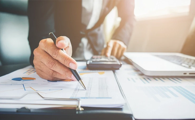 Empresario analizando datos financieros para inversiones en tecnología ecológica.