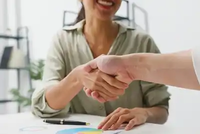 High-Quality Leads Through Smart Matchmaking. Primer plano de un apretón de manos entre profesionales que simboliza el éxito de las asociaciones en el ámbito de las tecnologías limpias.